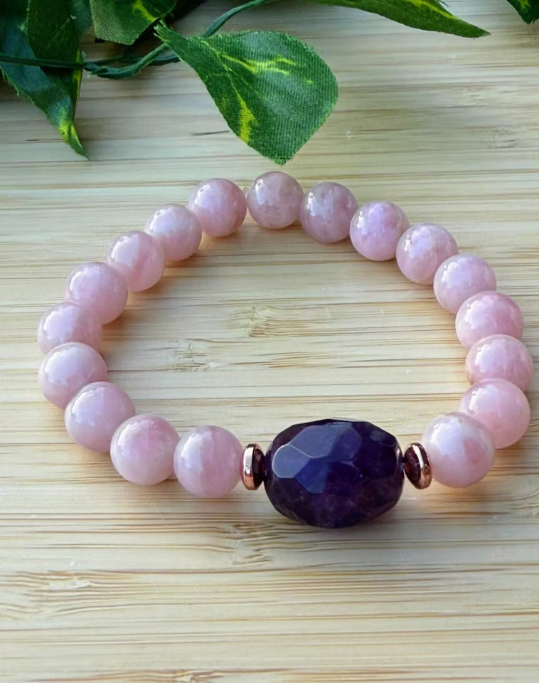 Rosenkvartsarmband med ametist sten i mitten (10mm)