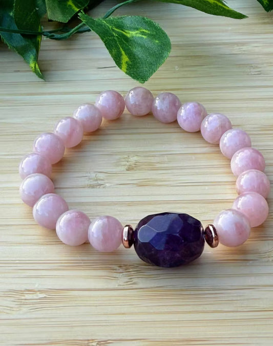 Rosenkvartsarmband med ametist sten i mitten (10mm)