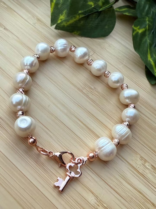 Armband av äkta pärlor med nyckelfigur (10mm)