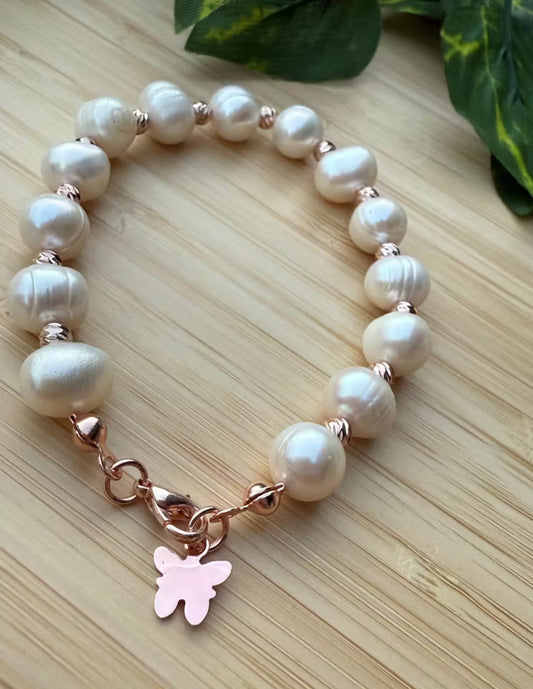 Armband av äkta pärlor med fjärilsfigur (10mm)