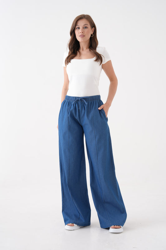 Blå vida byxor