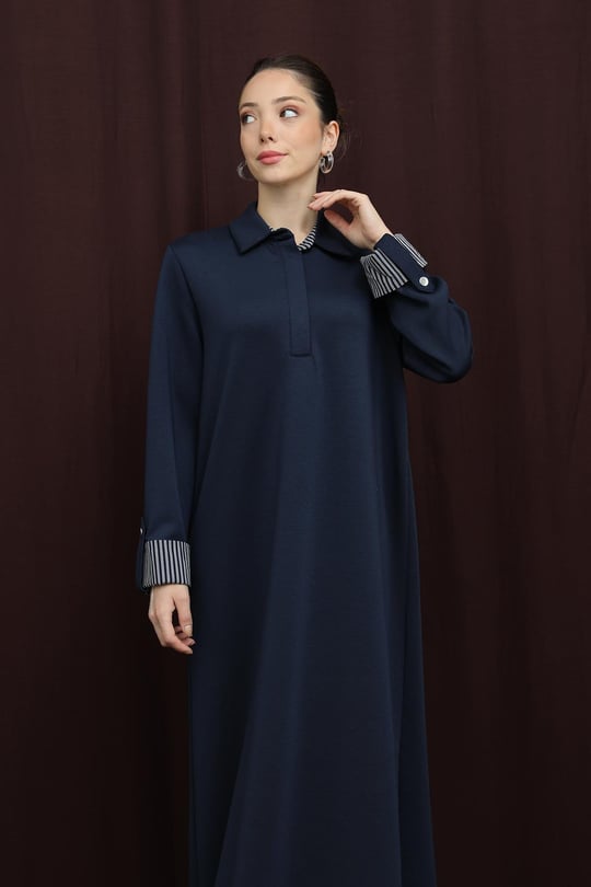 Marinblå enfärgad klänning med polokrage