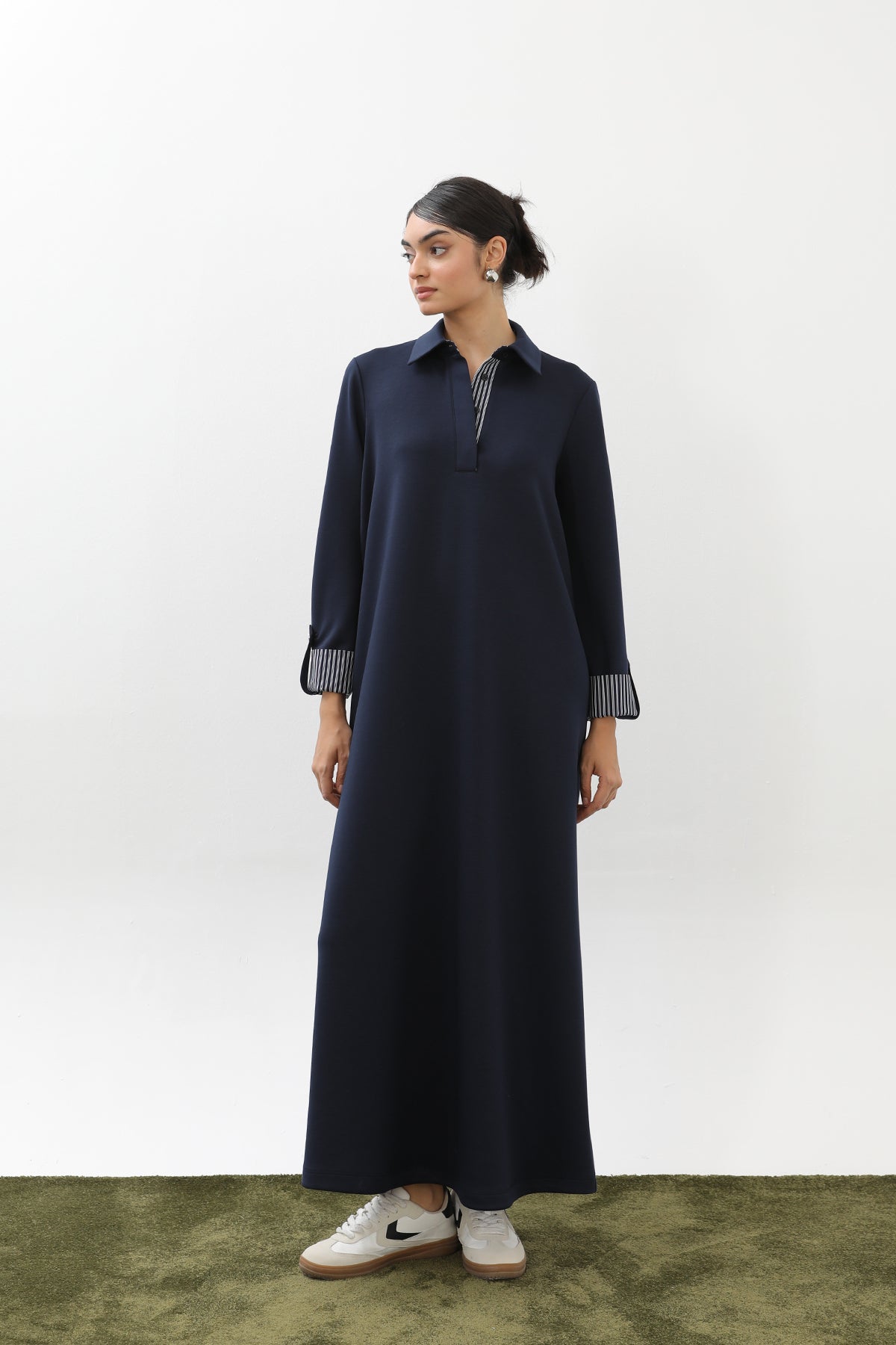 Marinblå enfärgad klänning med polokrage