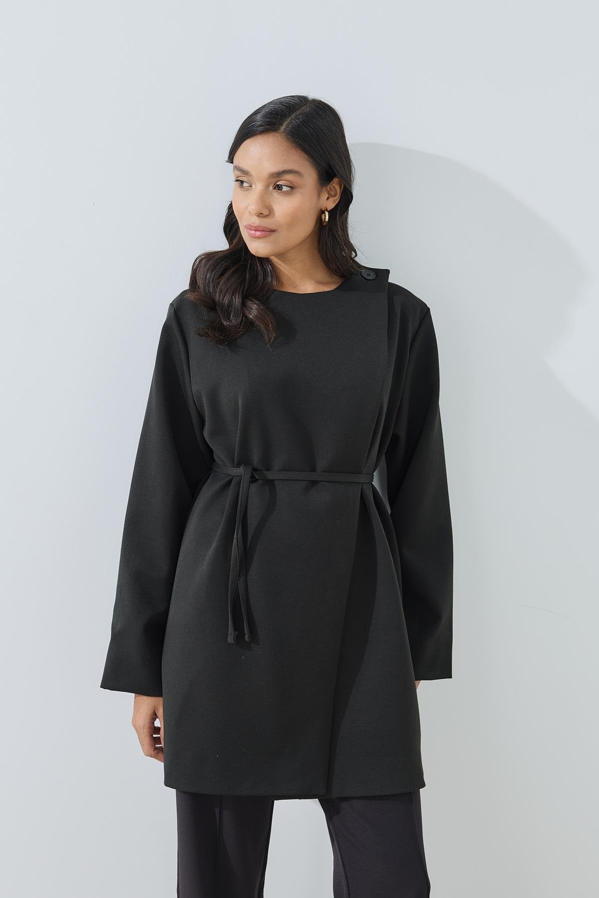 Asymmetrisk stängning svart tunik jacka