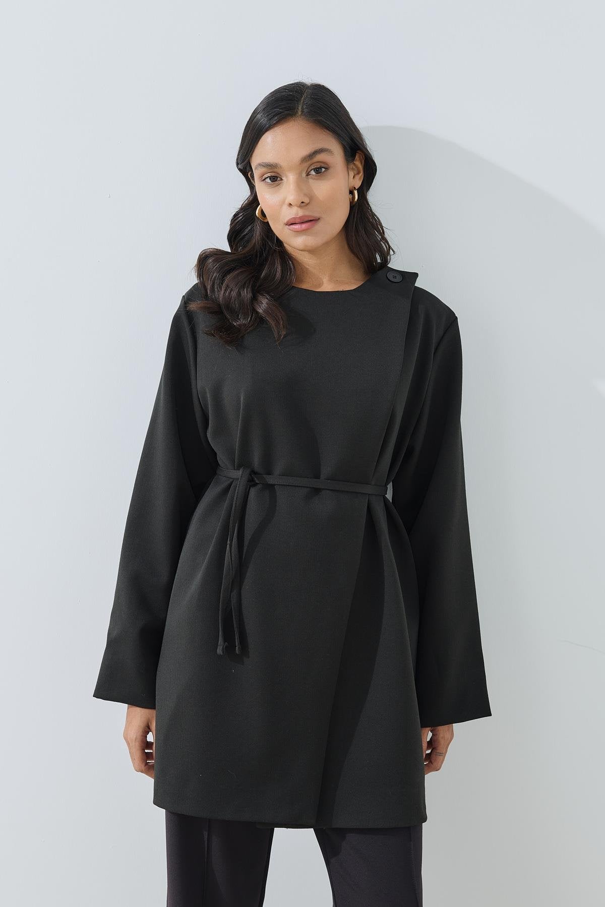 Asymmetrisk stängning svart tunik jacka